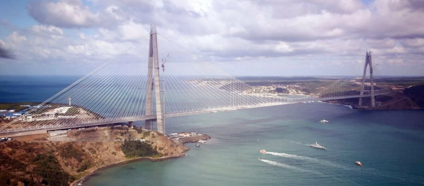 Τουρκία: Φορτηγό - πλοίο μπλόκαρε τα στενά του Βοσπόρου (βίντεο)